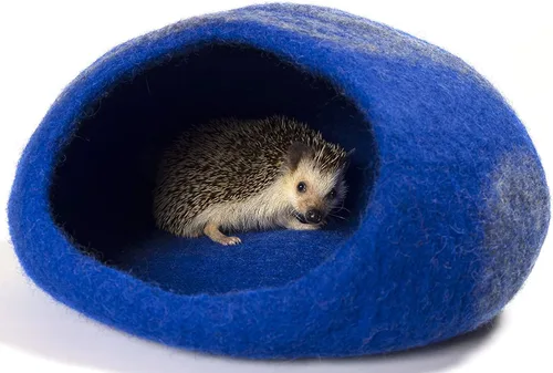 Vista 2 de Twin Critters - Cama cueva de erizo hecha a mano – KubbiHog – para setos (azul sónico)