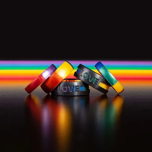 Vista 4 de Enso Rings Pride Collection - Anillo de silicona LGBTQ+ - Diseño grabado - cómodo, transpirable y seguro