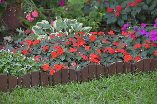 Vista 5 de EasyFlex Borde de Paisaje sin Excavación con Espigas de Anclaje, 11.4 cm de Alto, Valla Decorativa de Aspecto de Madera Adirondack, Kit de 4.57 m