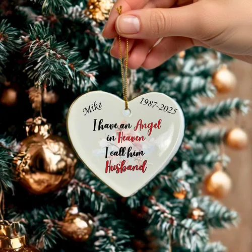 Vista 7 de Adorno de Navidad conmemorativo personalizado 2025 – Recuerdo de cerámica en forma de corazón – Tengo un ángel en el cielo lo llamo marido – Regalo