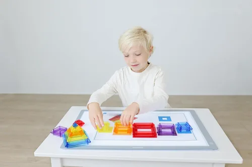 Vista 4 de Miniland Pirámides apilables translúcidas. Juguete educativo para niños de 3 a 6 años. Viene con 25 piezas y 4 hojas de actividades transparentes