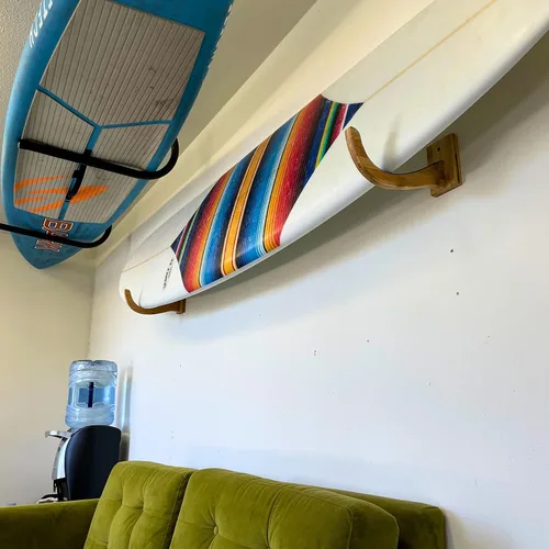 Vista 9 de COR Surf Estante de pared para tablas de surf para longboards y shortboards Hermoso soporte de pared de madera para interiores y exteriores