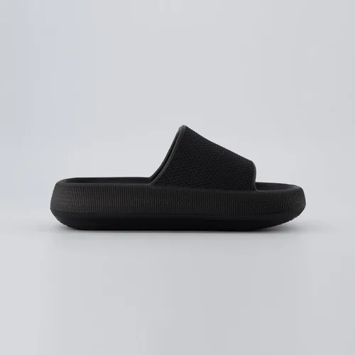 Vista 8 de CUSHIONAIRE Sandalias Feather de EVA para Mujeres Cómodas Pantuflas Deslizables para Mujeres, Zapatos de Ducha para Interiores y Exteriores