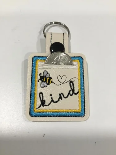 Vista 3 de Llavero bordado de abeja para carrito de compras Aldi, base de vinilo blanco roto- Llavero Aldi - Bee Kind