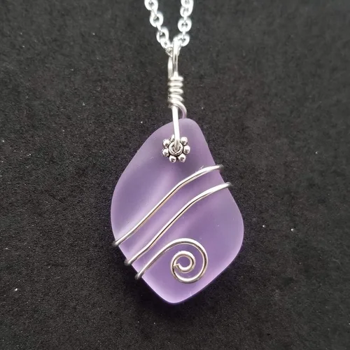 Vista 4 de Yinahawaii Handmade Sea Glass Necklace, Hawaiian Jewelry for Women, Wire "Magical Color Changing" Purple Necklace, Sea Glass Jewelry For Women
