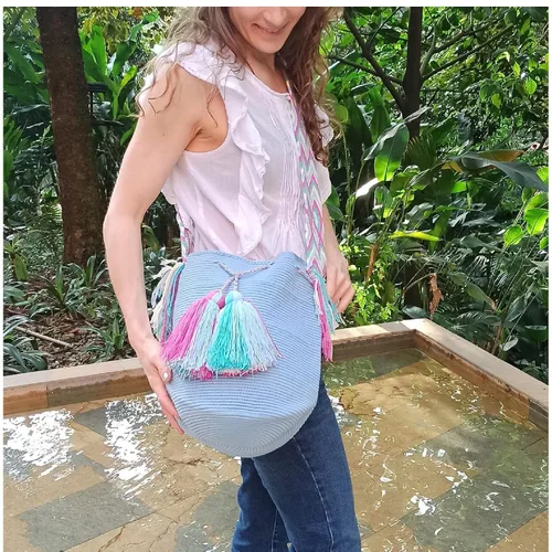 Vista 3 de Bolso Wayuu grande hecho a mano, mochila colombiana wayuu. Antigua y preciosa obra de arte realizada por indígenas. Bolso bandolera o bandolera