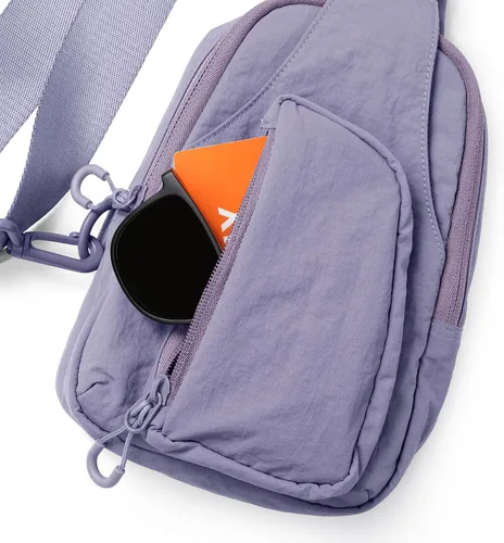 Vista 4 de ODODOS Bolso bandolera diario con correas ajustables, bolso cruzado en el pecho, mochila pequeña ligera para viajes casuales y senderismo
