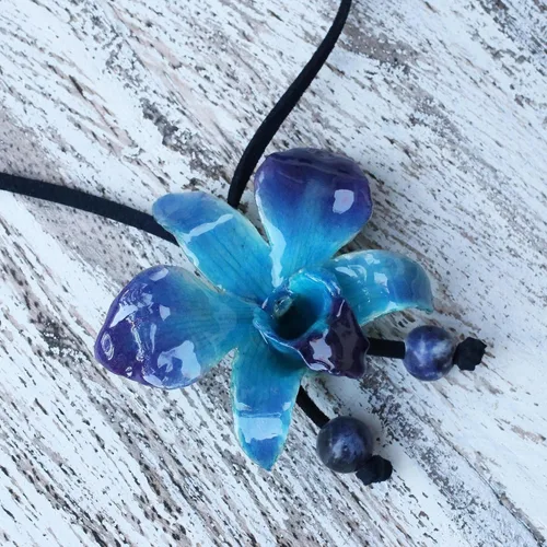 Vista 5 de NOVICA Collar largo artesanal hecho a mano de sodalita de orquídea natural, flor de lariat, hoja de cuero, azul Tailandia, floral 'azul medianoche