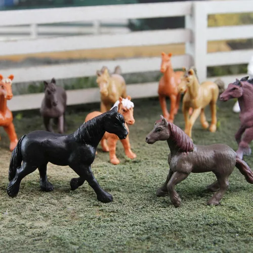 Vista 2 de Safari Ltd. Horses TOOB - 12 mini figuras pintadas a mano incluyendo frisón, Haflinger, semental, bahía, castaño, Jutlandia, Trakehner, Clydesdale