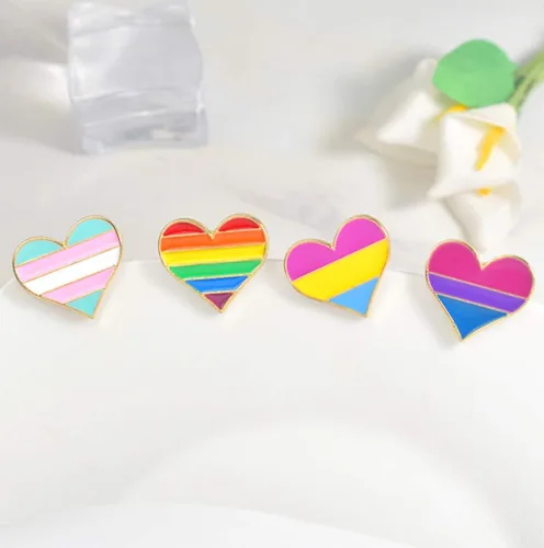 Vista 5 de Flairs New York - Broche de solapa esmaltado hecho a mano, Lgbtq+ Corazón Pansexual