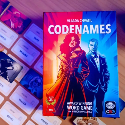 Vista 6 de CGE Codenames Juego de Mesa (2ª Edición) El Juego de Fiesta de Asociación de Palabras Ultra Secreto para Noches de Juegos con Amigos y Familia, 4+