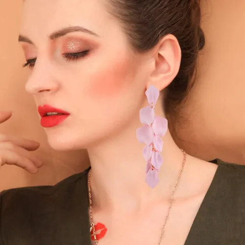 Vista 4 de Pendientes colgantes de pétalos acrílicos largos de flor de rosa para mujeres y niñas, aretes de moda bohemios para regalo de fiesta, Zinc, No es