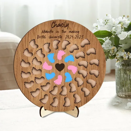 Vista 8 de Contador de nacimiento personalizado para estudiantes partera con 50 espacios para bebés, tablero de madera en forma de corazón