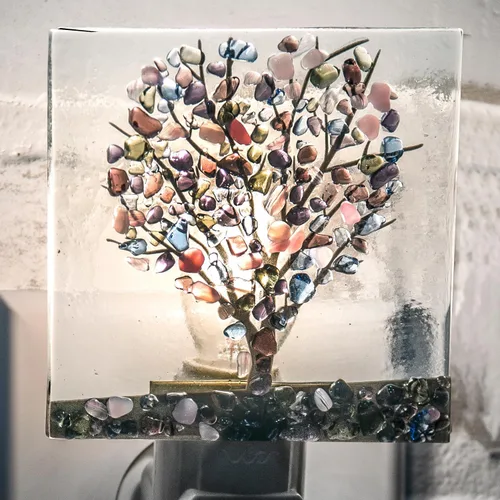 Vista 9 de J Devlin NTL 159-1. Luz nocturna de vidrio fusionado con forma de árbol. Handcrafted fused glass Autumn tree design Warm ambient glow Plug-in with