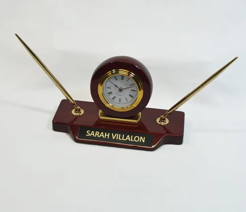 Vista 3 de Reloj de mesa con acabado de piano sobre base con 2 bolígrafos, 9 x 4 3/4 pulgadas
