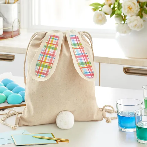 Vista 2 de Hallmark Bolsa de regalo reutilizable de lona de conejo de Pascua con cordón (cuadros de primavera) para caza de huevos de Pascua