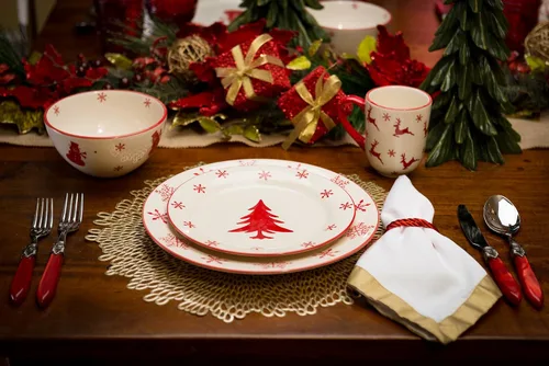 Vista 5 de Euro Ceramica Winterfest - Juego de tazas de Navidad de 4 piezas, tazas de gres navideñas estampadas a mano, patrones surtidos rojos y blancos