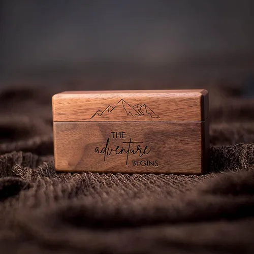 Vista 4 de MUUJEE The Adventure Begins - Caja de doble anillo – Caja de madera delgada grabada para boda, ceremonia de compromiso, propuesta de anillo – Ideas
