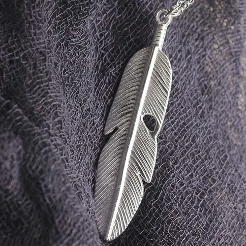 Vista 4 de Collar con colgante de plumas de ángel vintage, Metal
