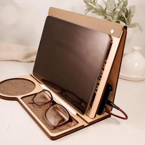Vista 9 de Book Nook - Soporte de valet de lectura con taza de café, vasos, soporte para teléfono celular, soporte para libros triangular de madera y protector