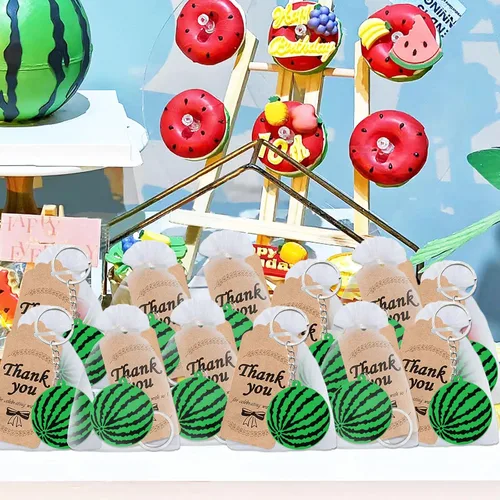 Vista 5 de El paquete de 60 llaveros de fiesta de sandía incluye 20 llaveros, 20 etiquetas de agradecimiento y 20 bolsas de regalos para baby shower, regalo