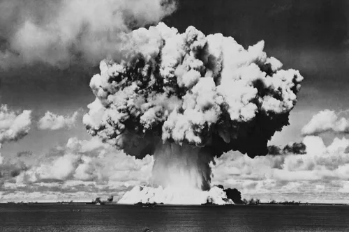 Vista 2 de Póster laminado de impresión fotográfica de explosión de bomba nuclear Baker Day Test B&W de borrado en seco, arte de pared de 18 x 12 pulgadas