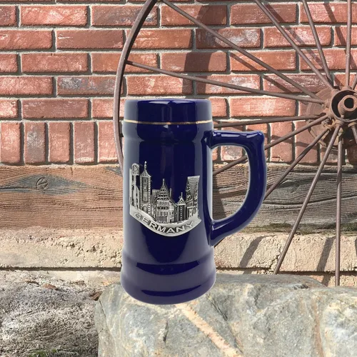 Vista 4 de Essence of Europe Gifts OktoberfestHaus - Taza de cerámica azul cobalto para amantes de la cerveza, con emblema de metal, 0,75 litros
