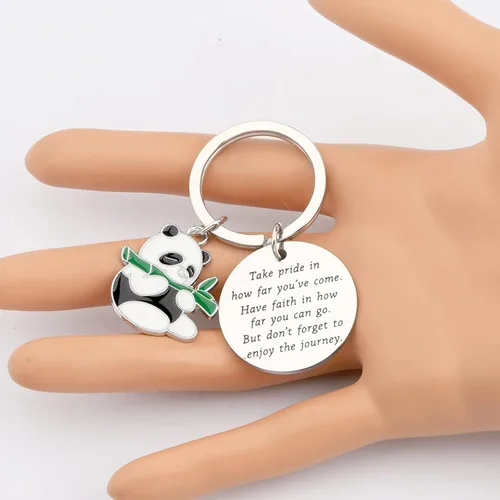 Vista 5 de FUSTMW Llavero Panda Regalos para Amantes de Panda Lindo Panda Llavero Joyería Orgullo de lo lejos que has llegado