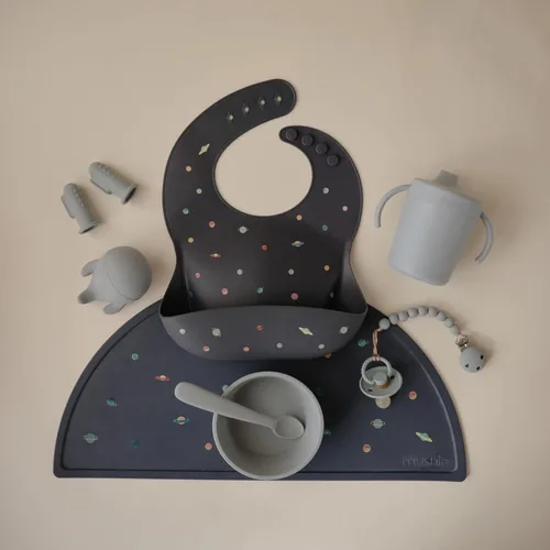 Vista 97 de Mushie - Babero de silicona para bebé, ajustable y resistente al agua (abejas) De 4 a 24 meses, lavable a máquina, correa ajustable