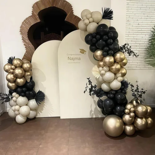 Vista 5 de Kit de guirnalda de globos negro, blanco y dorado, 115 piezas de arco de globos beige arena negro crema oro metálico con globos de papel de aluminio