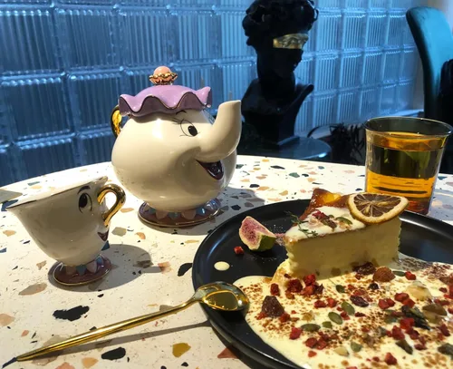 Vista 4 de GZHaiTuoSi Taza de tetera con diseño de dibujos animados de la nueva belleza y la bestia Mrs Potts con chip, un juego encantador y set
