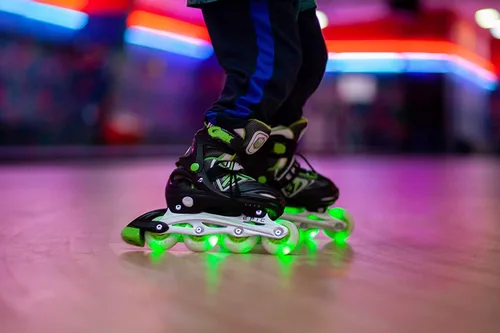 Vista 2 de Epic Skates Rage - Patines en línea ajustables, color negro, adulto 5-8