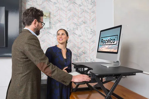 Vista 4 de Rocelco - Convertidor de escritorio para trabajar de pie con altura ajustable de 32 pulgadas - Estación de trabajo para computadora sentada o de pie
