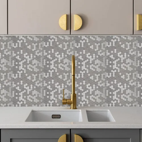 Vista 5 de Protector contra salpicaduras de acero inoxidable hexagonal despegar y pegar, azulejos de pared autoadhesivos de aluminio despegar y pegar