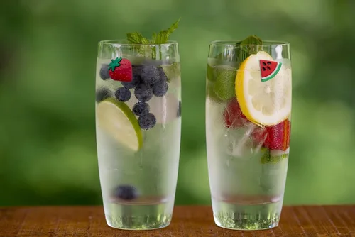 Vista 2 de Simply Charmed Dijes magnéticos para copa de vino con abeja, fresa y flores, juego de 6 divertidos marcadores de bebidas o identificadores