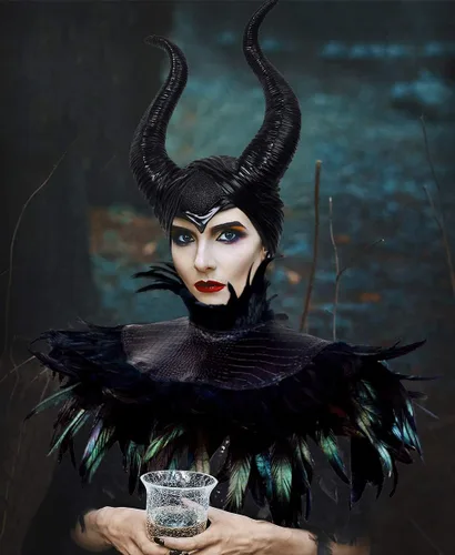 Vista 4 de L'VOW chal gótico con plumas negras y cuernos de Maleficent, disfraz de cuervo para Halloween