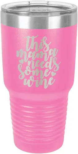 Vista 16 de Taza de viaje con texto en inglés "This Mama NEEDS SOME WINE 30oz con pajita grabada con láser, con divertidas citas en comparar con Yeti Rambler