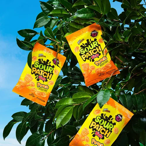 Vista 11 de SOUR PATCH KIDS Peach Soft & Chewy Gummy Candy, caramelos a granel, bolsas de 12-8.07 onzas
