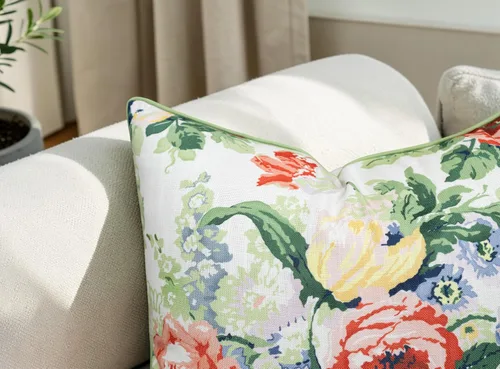 Vista 3 de Funda de almohada vintage con estampado floral de rosas de 20 x 20 pulgadas Ramo de rosas corales y rosas sobre flameado blanco roto, ribete