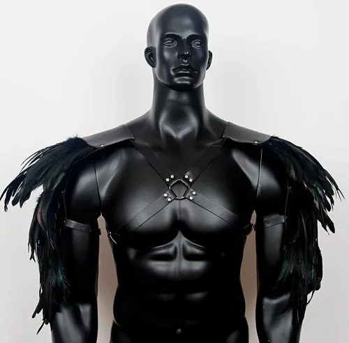 Vista 7 de L'VOW Arnés de plumas góticas para hombre, ajustable, de piel sintética, armadura de hombro, guardias medievales para Halloween y cosplay