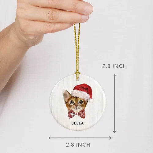 Vista 5 de Andaz Press Adorno redondo personalizado de cerámica para árbol de Navidad, abisinio, corona de acebo, sombrero de Papá Noel, con gráfico de gato