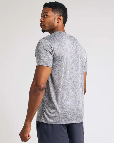 Vista 3 de Real Essentials Paquete de 4 camiseta deportiva de manga corta Dry-Fit para hombre (disponible en tallas grandes y altas)