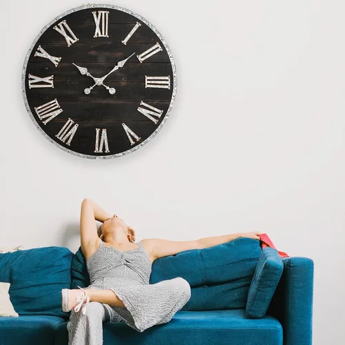 Vista 2 de Glitzhome Reloj de pared con números romanos de 28 pulgadas, reloj de pared negro enorme, de madera rústica, grande, negro, blanco, para sala