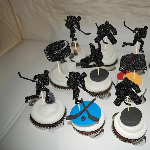 Vista 6 de Gyufise 24 adornos de hockey para cupcakes con purpurina negra, jugadores de hockey con purpurina, selecciones de cupcakes, hockey sobre hielo