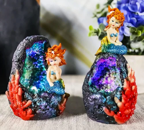 Vista 9 de Ebros - Juego de 2 sirenas de fantasía para decoración del hogar (cola azul), diseño de sirenas de cristal de geoda, diseño de corales bajo el mar