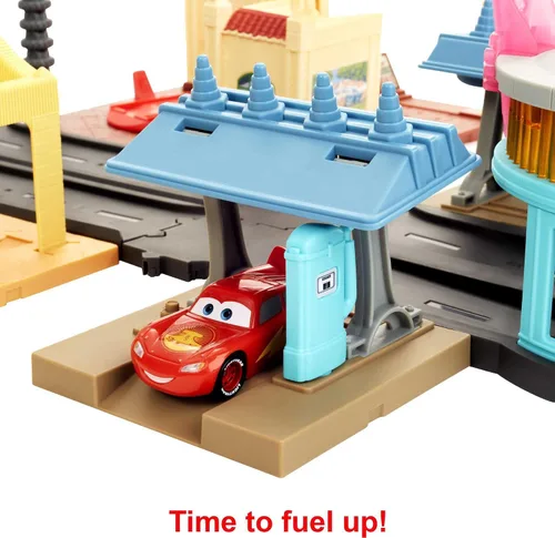 Vista 3 de Mattel Disney y Pixar Cars On The Road Playset con 2 vehículos de juguete y cuenta regresiva iluminada, incluye Lightning McQueen y Mater Truck