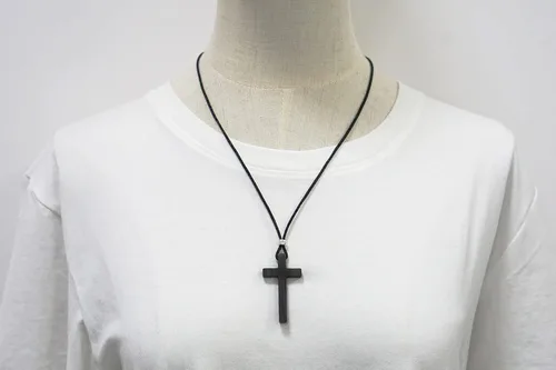 Vista 2 de Xianli Wang Collar con colgante de cruz de sándalo natural para hombres y mujeres, regalo de madera de madera casual suéter cadena de coche espejo