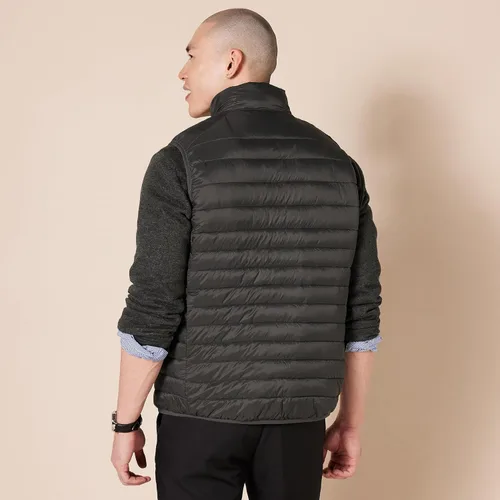 Vista 3 de Tienda Essentials - Chaleco para hombre acolchado, ligero y resistente al agua, incluye bolsa para empacarlo