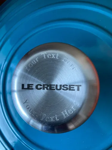 Vista 3 de Le Creuset Horno francés redondo de 5 1/2 cuartos de galón con perilla de acero inoxidable personalizada grabada adicional, Artichaut