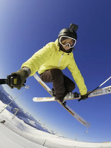 Vista 2 de GoPro HERO10 - Cámara de acción impermeable con pantalla LCD frontal y trasera táctil, video 5.3K60 Ultra HD, fotos de 23 MP, transmisión en vivo